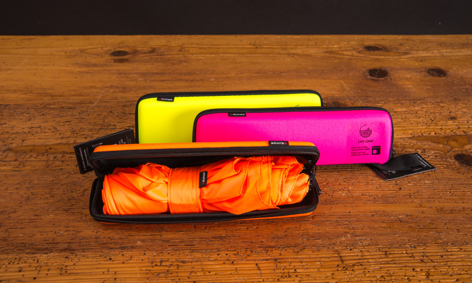 Auffällig werben, mit der Neon-Reihe der Knirps Taschenschirme X4U. Passt in jede Tasche, ist trotzdem stabil und bis zu 100 km/h windproof.