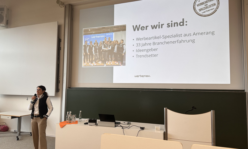 werbemax Kollegin im H&ouml;rsaal der TH Rosenheim 