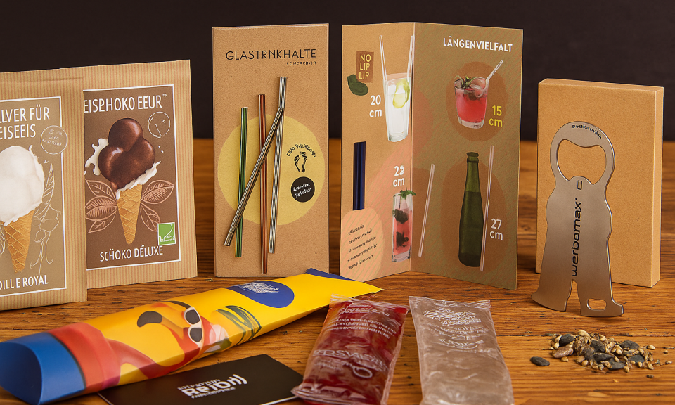 Mailing Werbeartikel im Sommer: Eispulver, Wassereis, Glastrinkhalme, RFID-Schutzkarte, Samenmix und Flaschenöffner als kreative Printmailing-Ideen