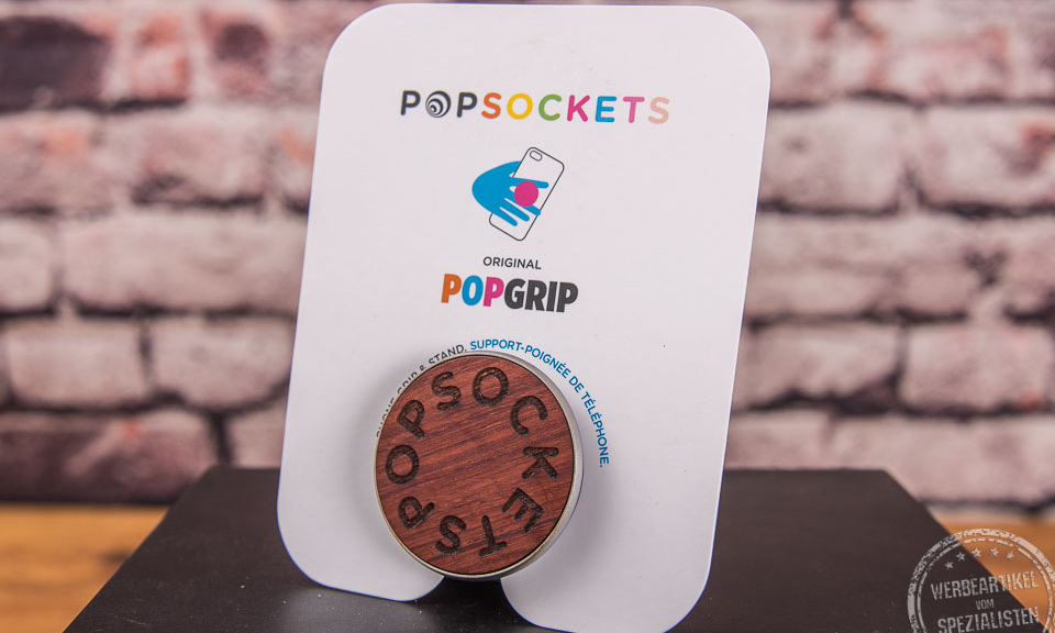 Popsocket PopGrip mit dunkler Holzeinlage – hochwertiges Werbemittel mit Logo.