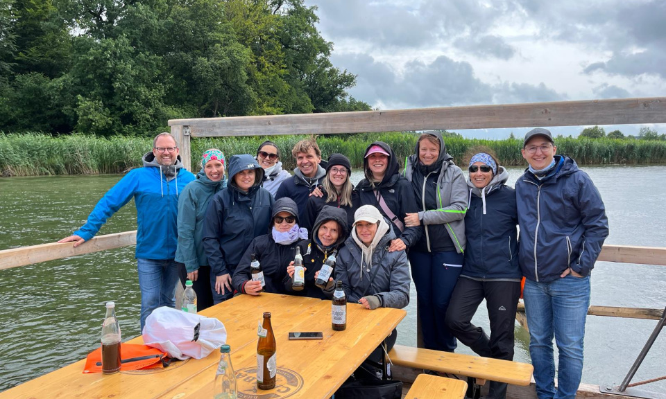 Team werbemax Gruppenfoto auf dem Floss w&auml;hrend der Alz-Flo&szlig;fahrt