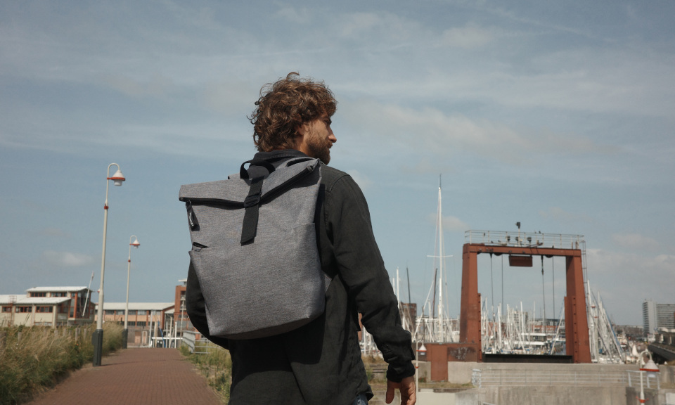 reisenthel Twist Silver Rolltop Rucksack – funktionales Mitarbeitergeschenk und exklusiver Werbeartikel für Unternehmen.