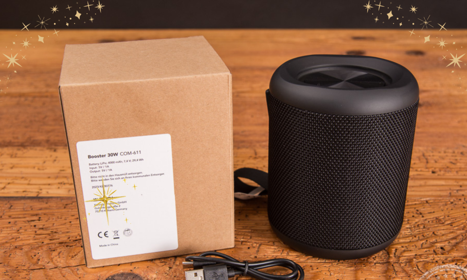 Schwarzer Bluetooth-Lautsprecher mit Verpackung und USB-Kabel – modernes Technik-Geschenk und ideales kleines Weihnachtsgeschenk für Kollegen und Mitarbeiter.