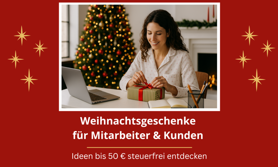 Weihnachtlich dekoriertes Büro mit Weihnachtsbaum: junge Frau sitzt am Schreibtisch, packt ein Geschenk ein und lächelt. Darunter der Text „Weihnachtsgeschenke für Mitarbeiter & Kunden – Ideen bis 50 € steuerfrei entdecken“.