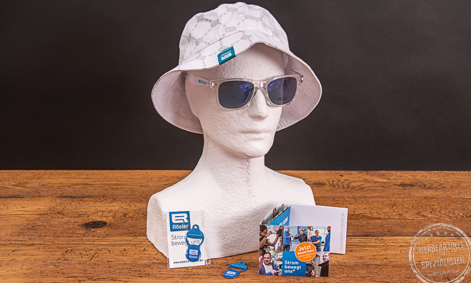 Fischerhut und Sonnenbrille von Elektro R&ouml;sler als kreative Recruiting-Werbeartikel, kombiniert mit Bewerbermarketing-Materialien.
