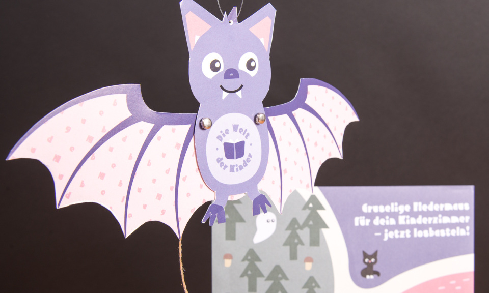 Gebastelte lila Fledermaus aus dem Halloween-Bastelset f&uuml;r Kinder, umgesetzt als kreativer Werbeartikel f&uuml;r Hugendubel.