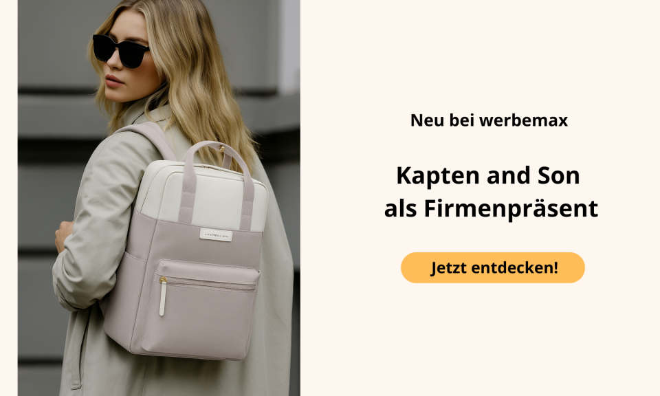 unge Frau mit Kapten & Son Rucksack in Muted Clay in modernem Streetstyle, ideal als hochwertiges Mitarbeitergeschenk oder Werbeartikel mit Logo.