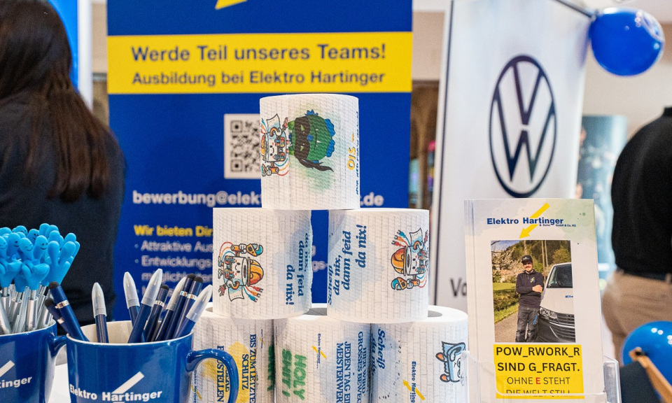 Messestand Elektro Hartinger auf der Azubimesse mit von werbemax f&uuml;r den German Marketing Award kreiertes Toilettenpapier als aufmerksamkeitsstarkes Merch. 