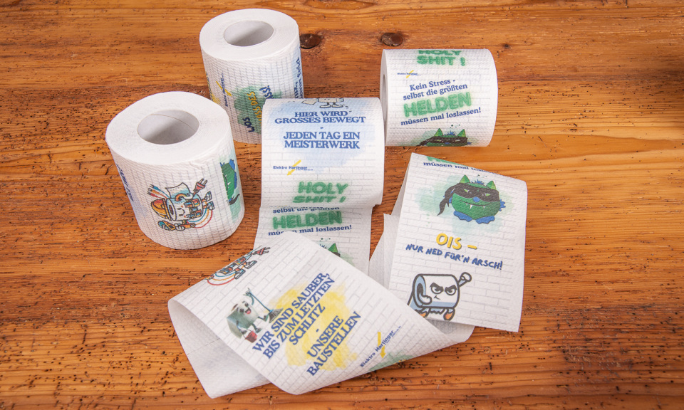 Bedrucktes Toilettenpapier mit humorvollen Spr&uuml;chen und Motiven von Elektro Hartinger, entwickelt von werbemax als kreatives Werbemittel f&uuml;r die ausgezeichnete German Marketing Award 2025 Kampagne.