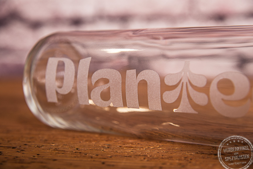 Glasflasche mit Logogravur