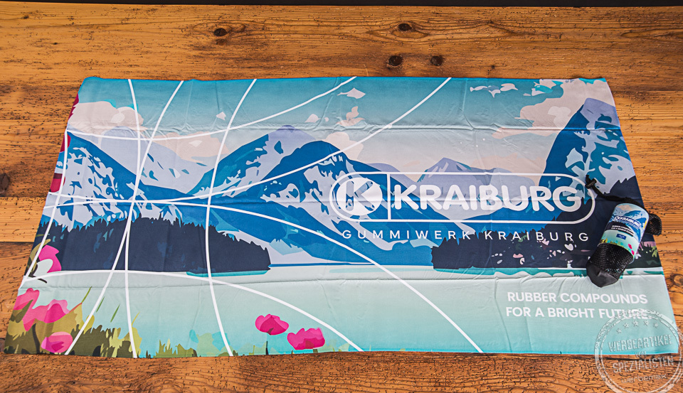 ActiveTowel Handtuch mit gro&szlig;fl&auml;chigem Fotodruck Kraiburg Holding als Mitarbeitergeschenk.