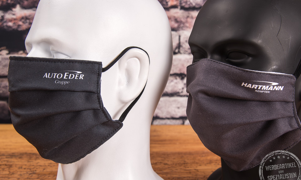 Mund-Nasen-Maske in schwarz mit Auto Eder Logo bedruckt.
