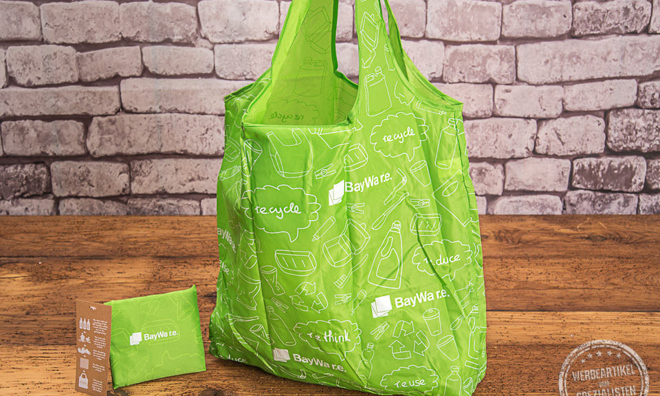 Zusammenfaltbare Einkaufstasche in Gr&uuml;n mit wei&szlig;em Logodruck aus rPET