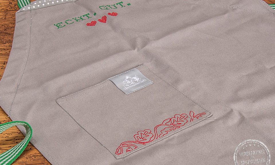 Bestickte Kochsch&uuml;rze in Nahaufnahme