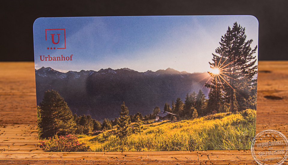Brotzeitbrett mit Gravur und sommerlichem Bergmotiv und Logo Urbahnhof S&ouml;lden.