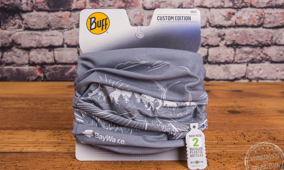 Buff in grau mit Bergmotiv Druck und Logo BayWa r.e. als Werbegeschenk auf original BUFF-Header aufgezogen
