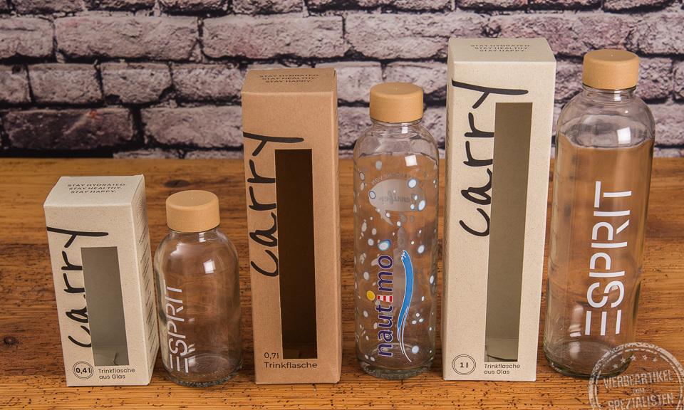 carry bottles glasflaschen in drei verschiedenen Größen mit Kartonverpackung und Branding als Werbegeschenk.