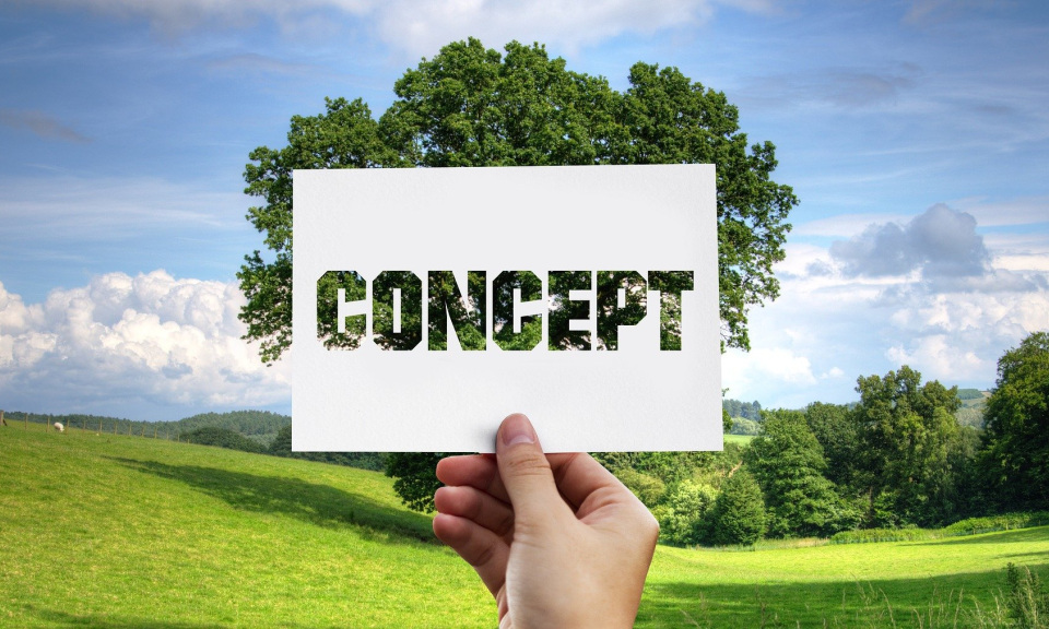 Landschaftsbild mit gr&uuml;nem Baum repr&auml;sentativ f&uuml;r Werbeartikel aus Recycling Materialien