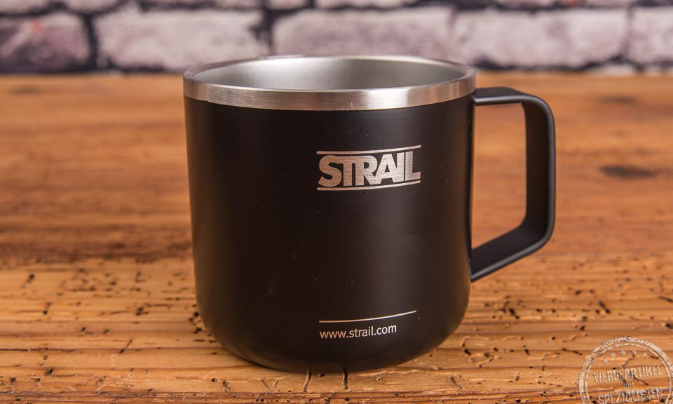 Schwarzer Edelstahl Becher mit Logogravur als hochwertiges Werbegeschenk im trendy Retro-Design