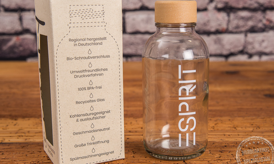Carry-Bottle Trinkflasche mit Logo als Event-Zugabe auf Holztisch.