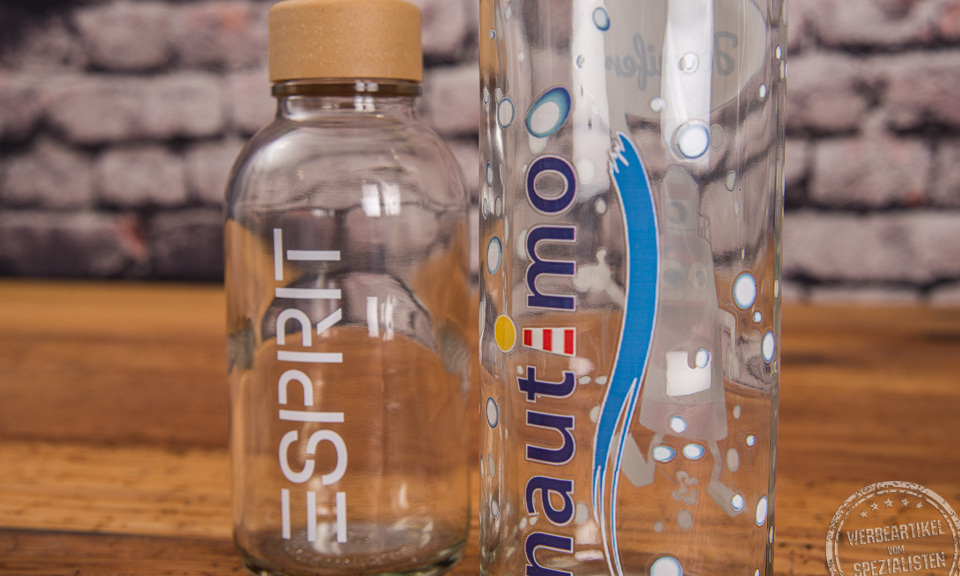 Logo Trinkflasche aus recyceltem Glas als nachhaltiges Merchandise-Produkt.