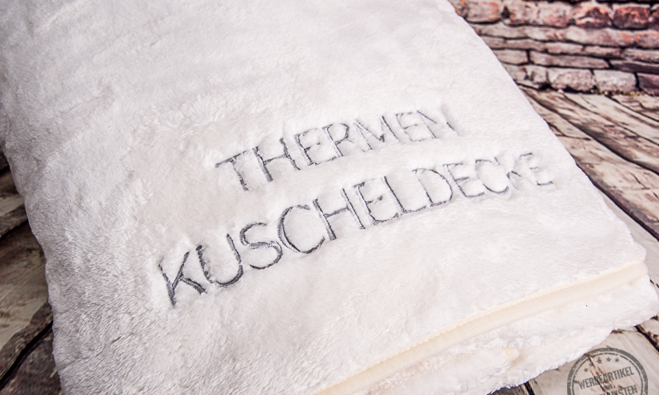 Kuscheldecke in Wei&szlig; f&uuml;r die Therme Erding - die bestickte Thermen Kuscheldecke.
