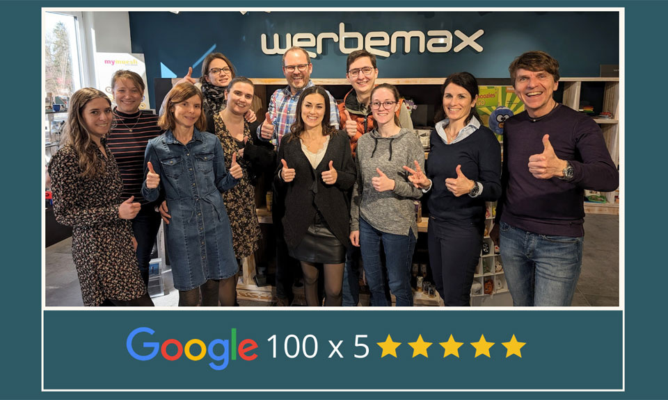 werbemax Team im Showroom mit glücklichen Gesichtern und Daumen hoch.