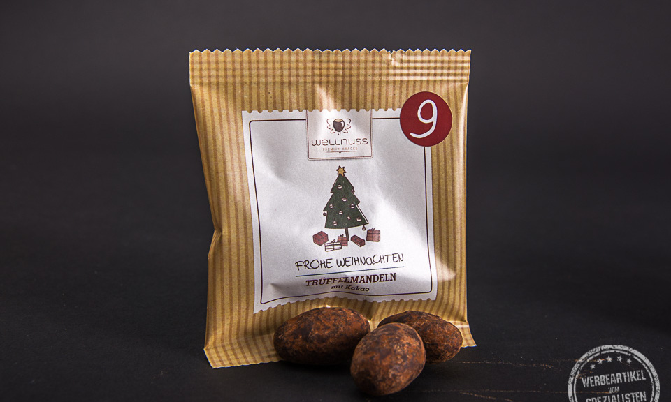 Wellnuss Flowpack mit Tr&uuml;ffelmandeln als s&uuml;&szlig;e kleine Aufmerksamkeit zu Weihnachten &ndash; personalisierbares Werbegeschenk mit Logo von werbemax.
