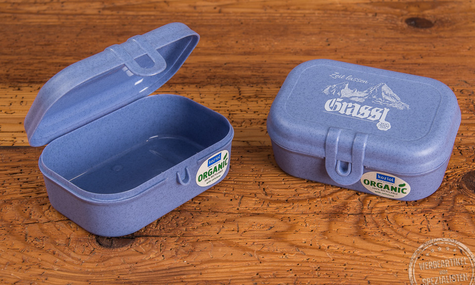 Lunchbox in blau von Koziol mit Logo Druck Grassl Enzian Brennerei als Werbeartikel