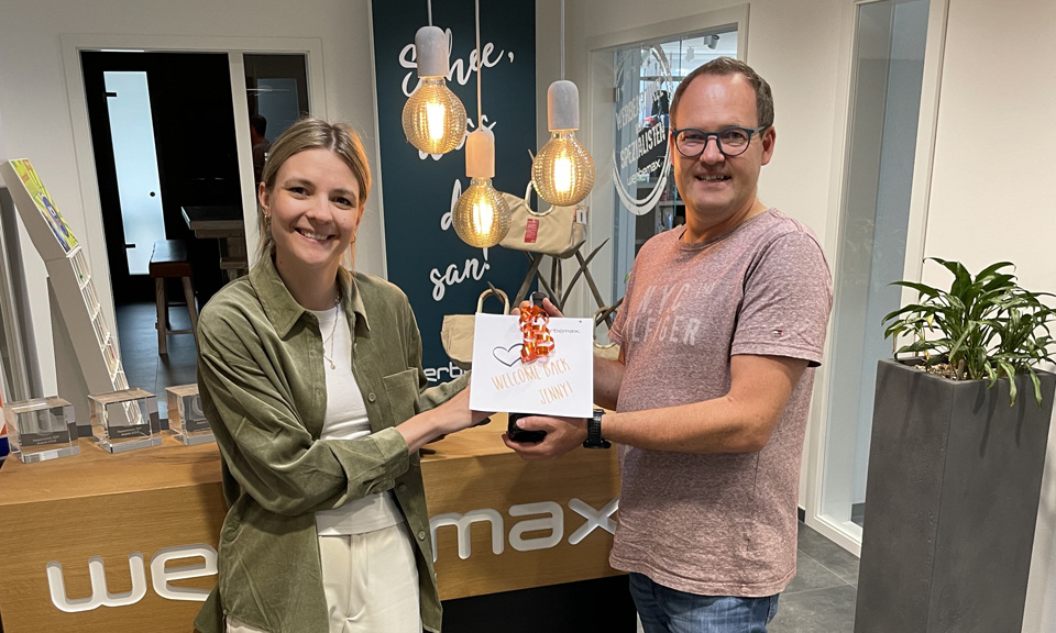 Jennifer Pletzenauer und Christian H&ouml;fling im werbemax Eingangsbereich