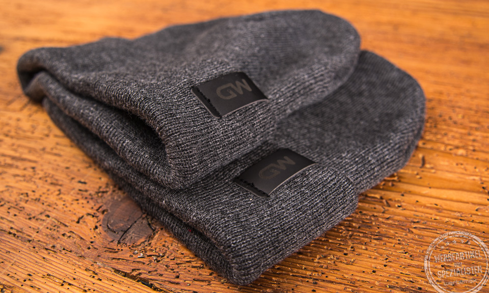 Beanie M&uuml;tze mit Logo md elektronik als Mitarbeiterschenk in grau.