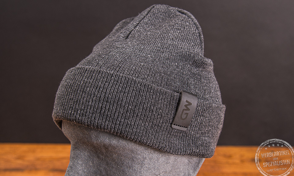 Graue Beanie M&uuml;tze mit Logo md elektronik als Mitarbeitergeschenk.
