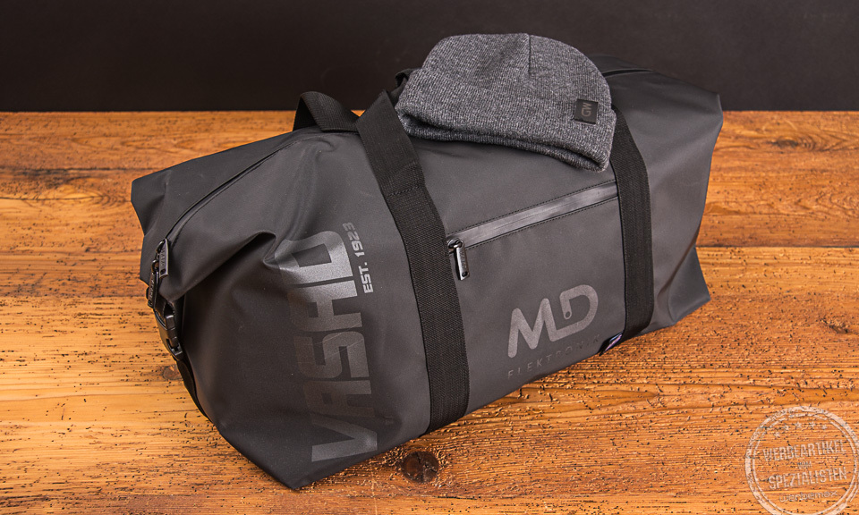 Graue Vasad Weekender und graue Beanie M&uuml;tze mit md elektronik Logo als Mitarbeitergeschenk.