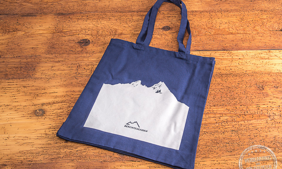 hochwertige Tragetasche in Blau mit wei&szlig;em Bergmotiv als Werbetasche f&uuml;r das Berchtesgadener Land