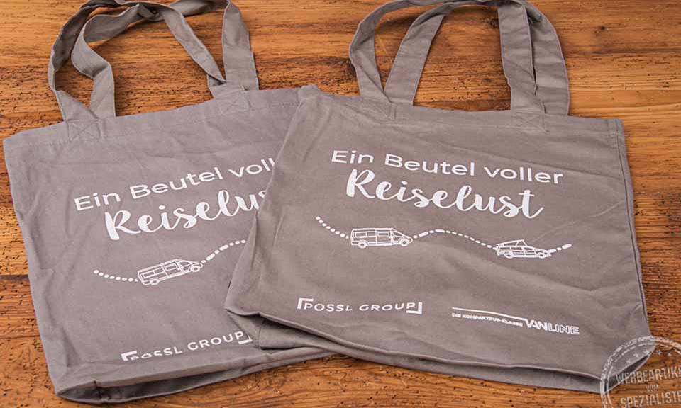 Messetasche Edda in grau mit weißem Aufdruck Reiselust für die Firma Pössl