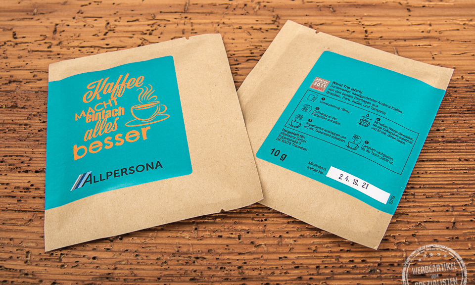 Allpersona setzt Coffeebag als Werbeartikel mit individuellem Design ein. Hei&szlig;es Wasser durchlaufen lassen und Kaffee genie&szlig;en