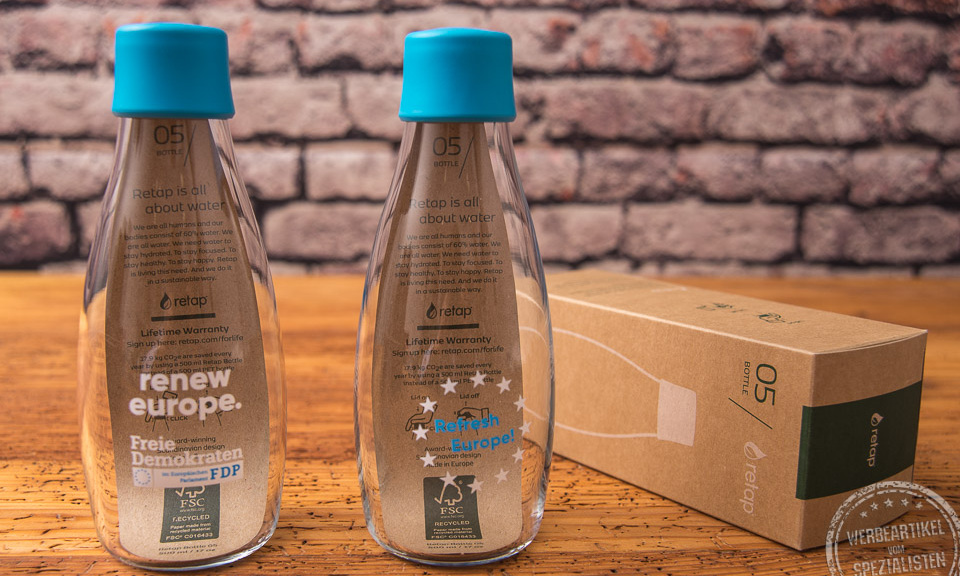 Zwei Retap Flaschen 0,5 l mit hellblauen Deckel, Verpackung und Logo Gravur