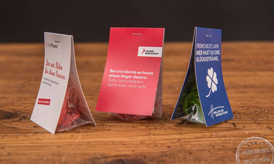 3 Naschtaschen gef&uuml;llt mit Fruchtgummi Schn&uuml;re als Werbeartikel mit Logo.