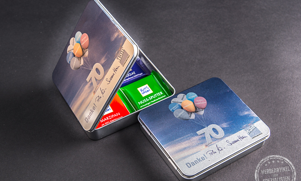 ge&ouml;ffnete Wei&szlig;blechdose mit Ritter Sport