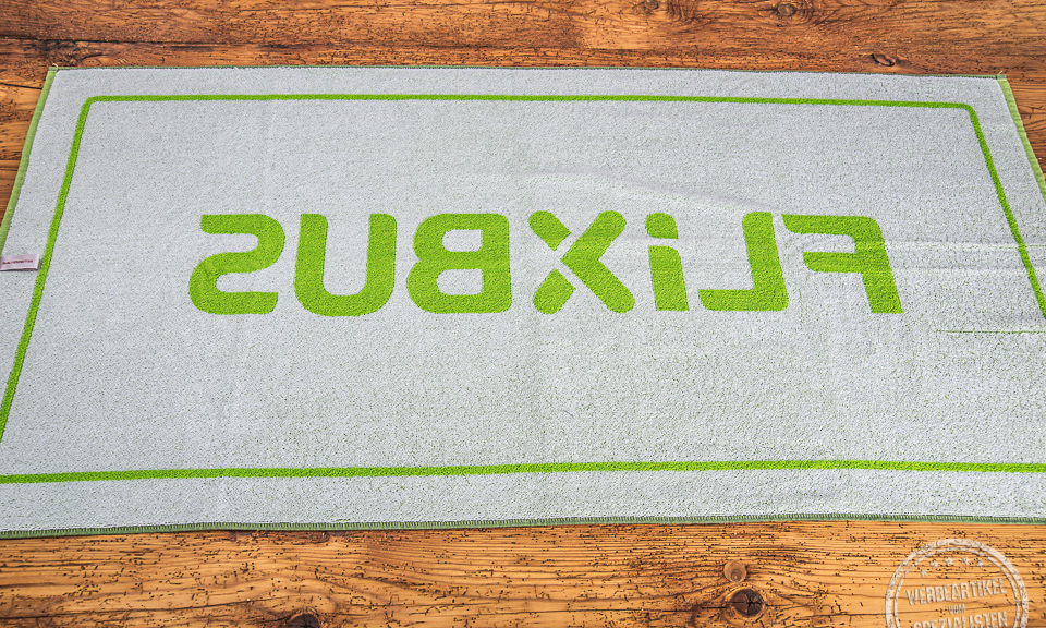 Duschtuch f&uuml;r Flixbus R&uuml;ckseite - hier ist die Einwebung umgekehrt