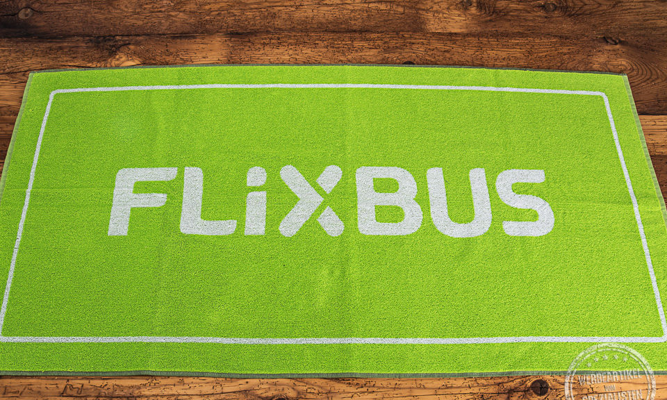 Badetuch f&uuml;r Flixbus in gr&uuml;n mit wei&szlig;er Logoeinwebung