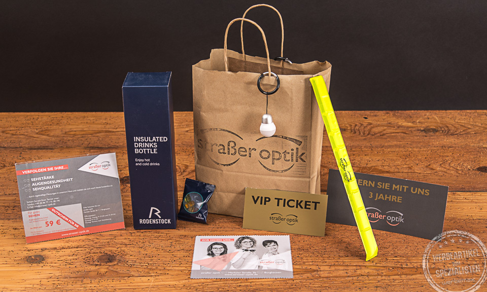 Auswahl an Werbeartikeln f&uuml;r Strasser Optik in Burghausen mit einem Taschenlicht als Werbegeschenk