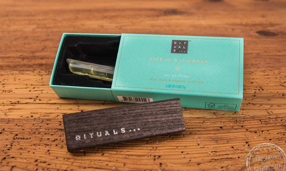 Rituals Autoparfum neben Geschenkverpackung