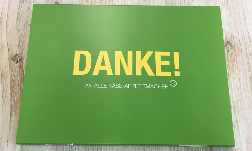 Dankegeschenk Brotzeitbrettchen f&uuml;r Mitarbeiter von FRISCHPACK gestaltet von werbemax