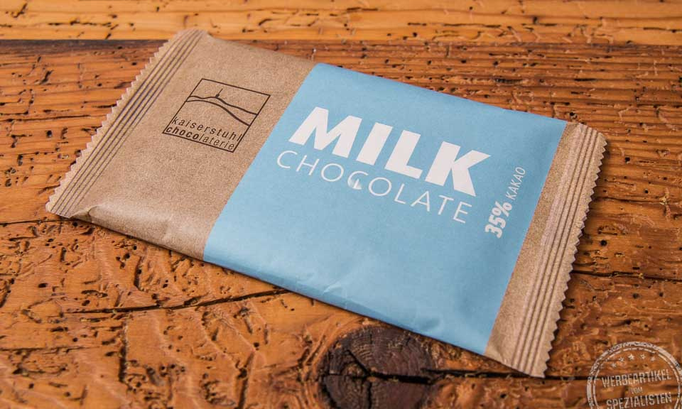 verschiedene Schokoriegel mit Logo