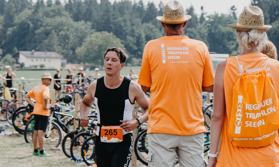 Regenauer Triathlon Seeon orangfarbene Matrucks&auml;cke mit wei&szlig;em Aufdruck und passende Strohh&uuml;te