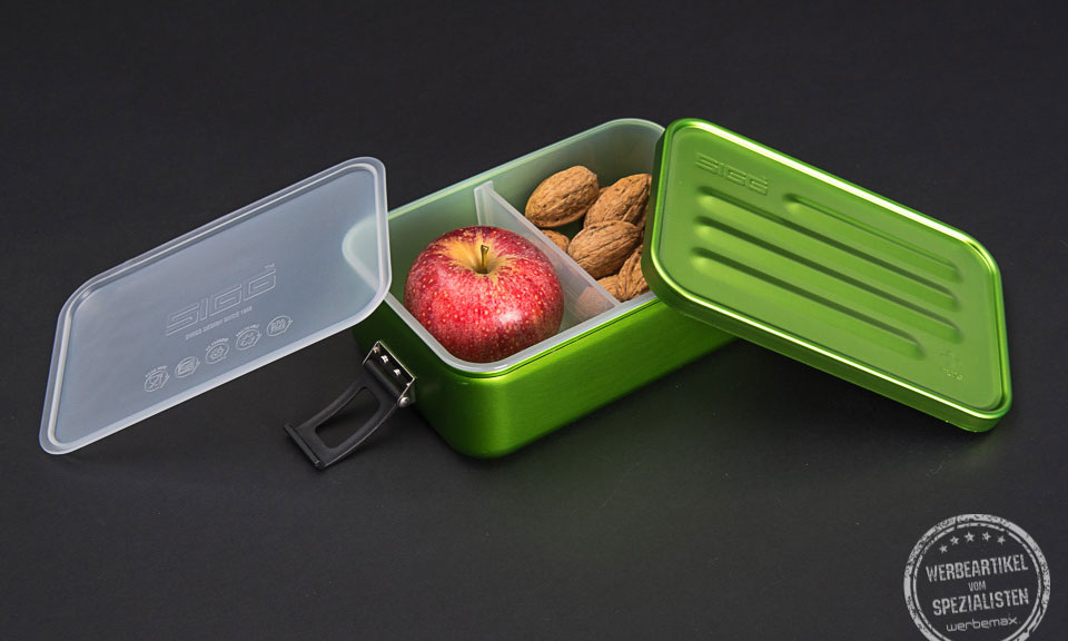 Grüne SIGG Brotdose Metal gefüllt mit Äpfel und Nüssen als Werbegeschenk mit Lasergravur personalisierbar. 