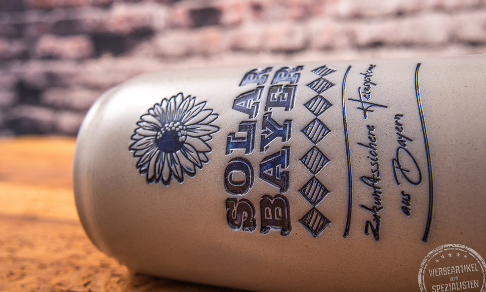 Steinkrug Werbeartikel in der Nahaufnahme 