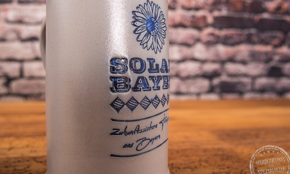 Bierkrug Gravur blau unterlegt in der Nahaufnahme