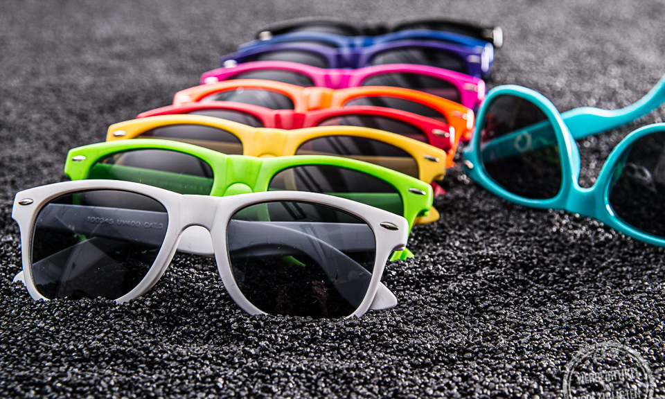 bunte Sonnenbrillen mit Druck auf dem Bügel